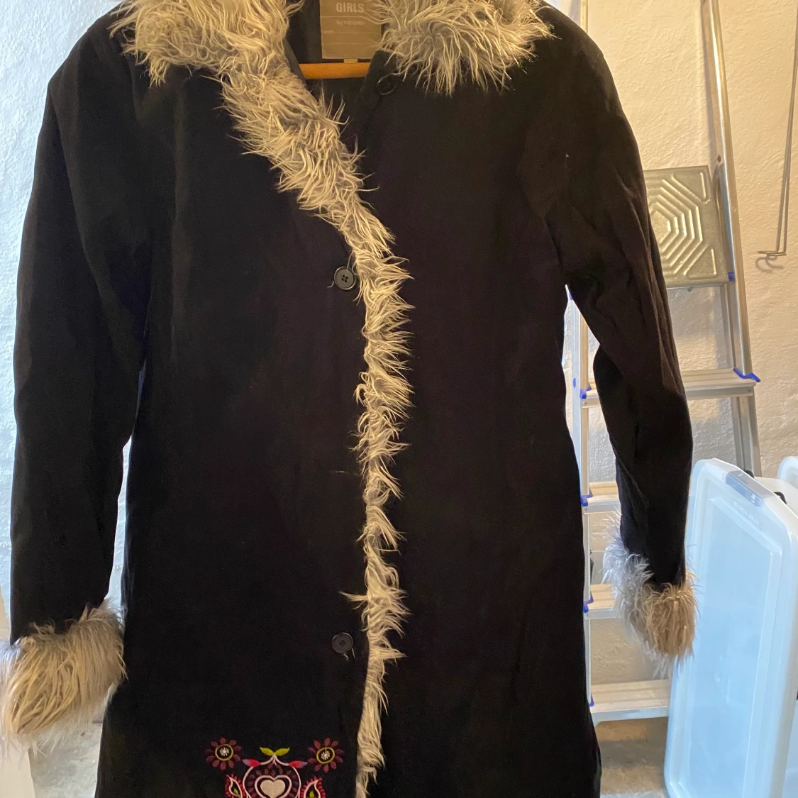 Tjejig Svart kappa
