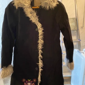 Tjejig Svart kappa - Jätte fin svart kappa i strl 170 Längd 97cm Axlar 47cm Bystmått 55cm gånger 2