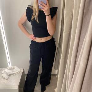 Svarta linne liknande byxor från Zara säljer då de inte kommer till användning 💞 endast testade