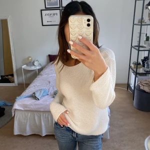 Stickad tröja från Zara - Vit stickad tröja från Zara. Kan mötas upp eller frakta.