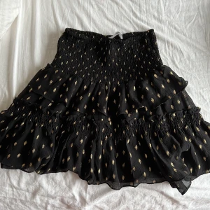 Volangkjol från co’couture - Gullig volang kjol! Ser väldigt fin och exklusiv ut! Köpt för ett halvår sedan för ca 1200kr. Storlek M men passar allt från S-XL