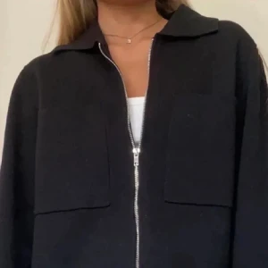 Åhléns cardigan - Kollar intresset på denna snygga och trendiga cardigan från Åhléns. Använd några gånger, men fortfarande bra skick! 