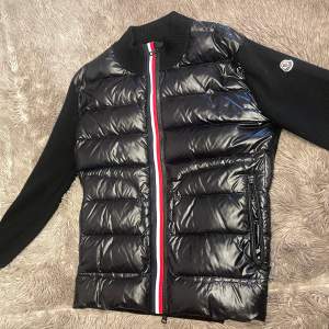 En otroligt fin moncler vår/höst jacka. Strl XL men passar L också. Enbart använd en gång, är därför som helt ny! Pris kan diskuteras. Perfekt inför vår och höst! 😍