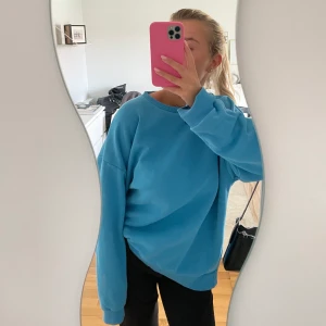 Tröja  - Blåa oversize tröja från NA-KD, skit snygg men använder aldrig.