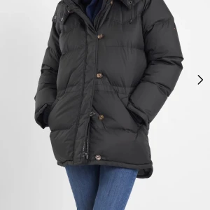 Alexandra dunjacka xs  - Brun Alexandra dunjacka från boomerang  Den är supervarm och håller värmen ner till minus 30 grader. Den innehåller 90 dum och 10 fjäder Ett litet pyttehål som är lagat i ryggen som inte syns eller påverkar funktionen finns.  Inköpspris 5999kr, nu 1500kr