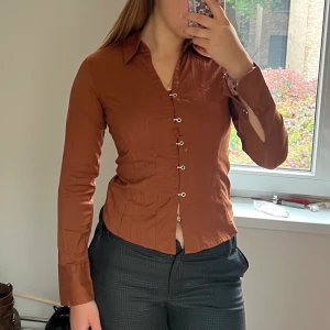 Brun skjorta  - Säljer denna fina skjorta som jag har köpt från humana. Skjortan är för liten för mig, den är storlek S. Skjortan är i fin sick med coola metall knappar. Pris kan diskuteras❤️