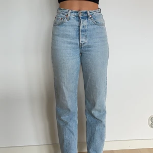Levis ribcage straight  - Ljusblå Levis jeans i storlek w 24 men passar även w 25 (ungefär storlek xs/s).  Raka, långa jeans utan några defekter. 💗💗💗