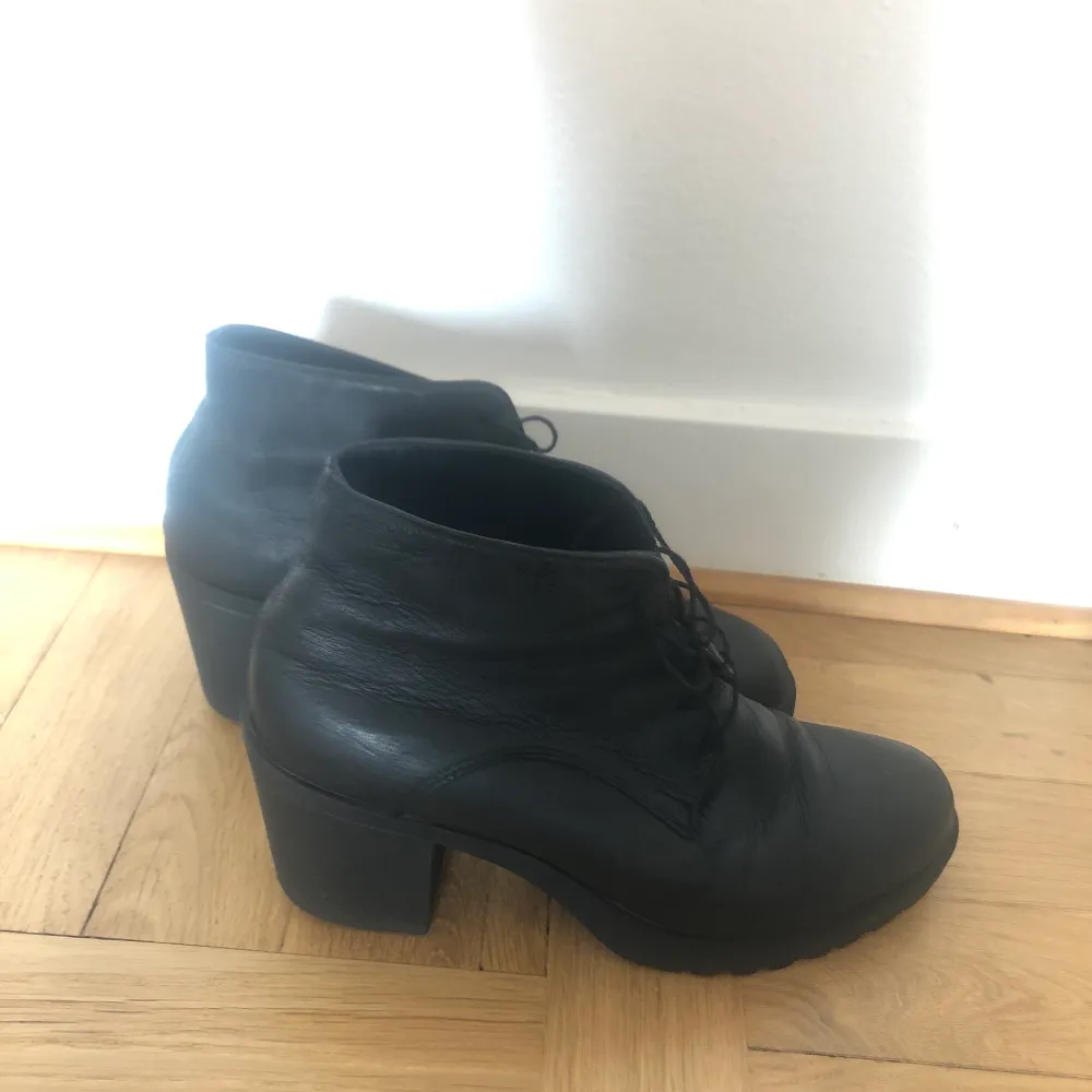 Klassiska boots med klack från vagabond  Välanvända men har mycket kvar att ge, därav det låga priset. . Skor.