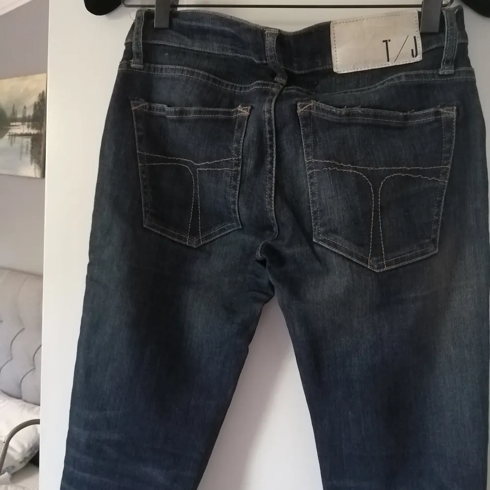 Säljer dessa superstretchiga och sköna jeans från Tiger Of Sweden i stl 27/32. Modellen heter Slender, och har en låg midja med hellånga smala ben. Kan mötas upp i Stockholm - annars betalas fraktkostnad av köpare.. Jeans & Byxor.