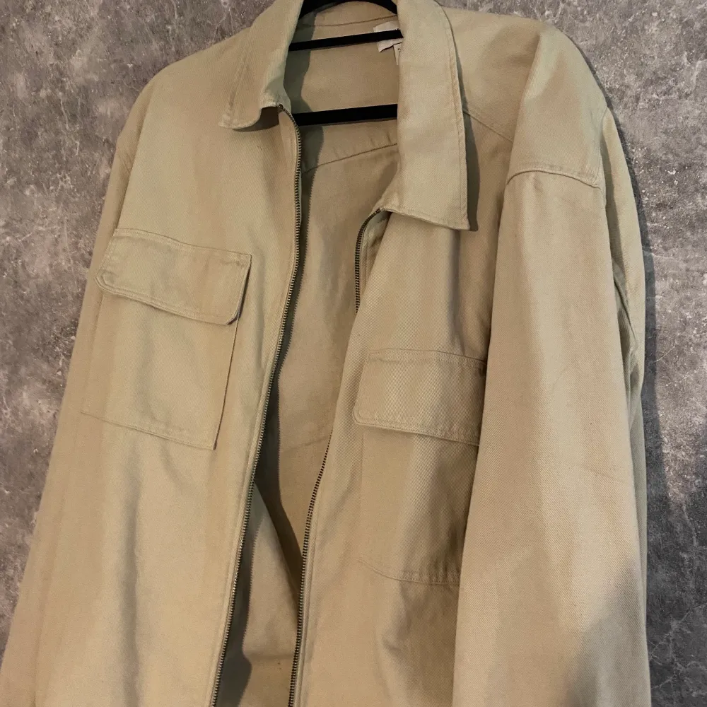 Hej, säljer en fin beige Overshirt från H&M  Köptes förra sommaren, men som helt ny. . Jackor.