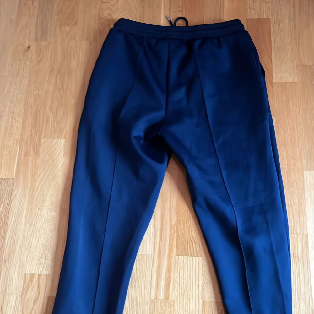 Les deux byxor storlek m. Använda vid fåtal tillfällen bra skick. Köptes för 1000 kr.. Jeans & Byxor.