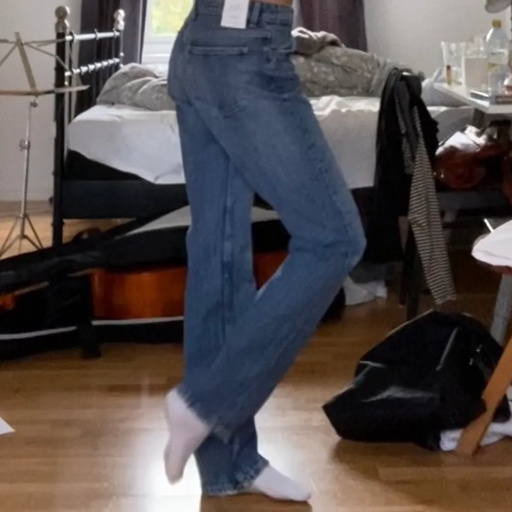 jättefina, helt nya jeans från zara! tror de är slutsålda på hemsidan. sitter perfekt i benen på mig som är 172 och som har rätt långa ben 🤍. Jeans & Byxor.