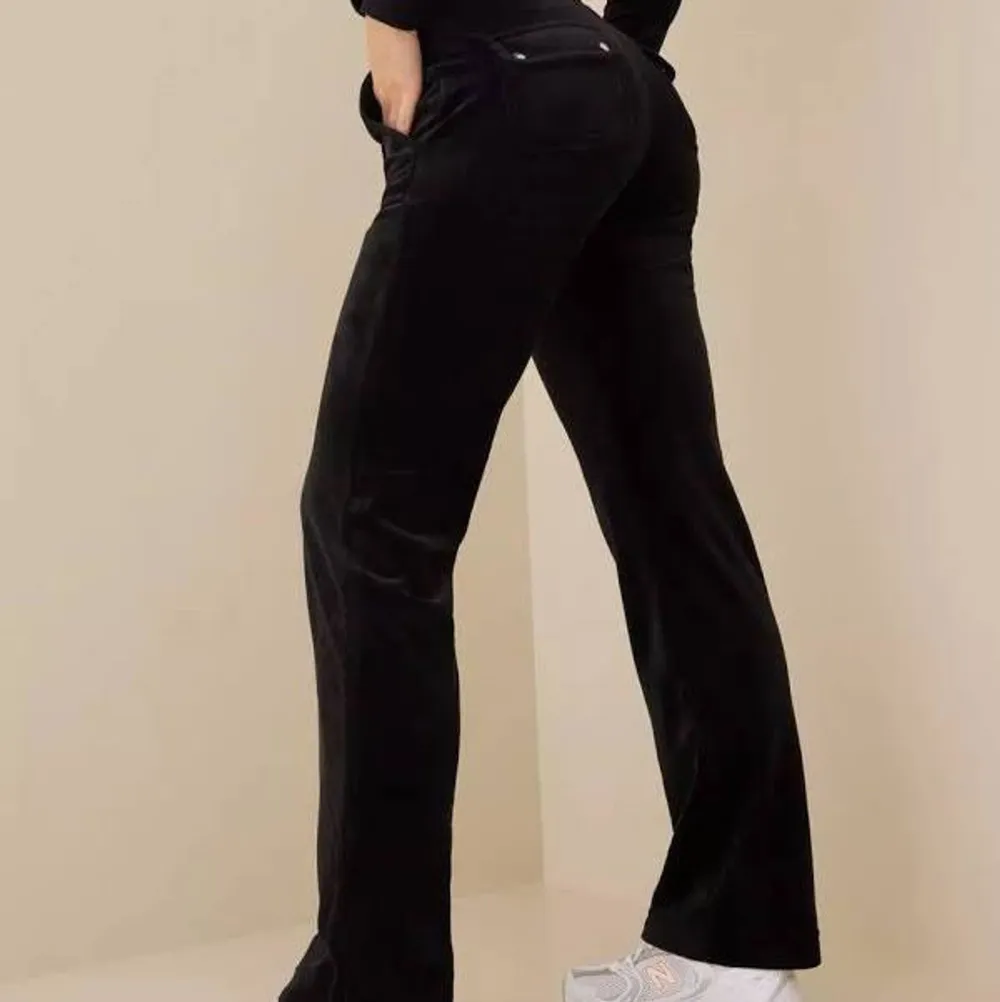 Hej,säljer ett par svarta juicy byxor andvönda 1 gång jätte bra skick storlek L men mer som M. Pris kan diskuteras . Jeans & Byxor.
