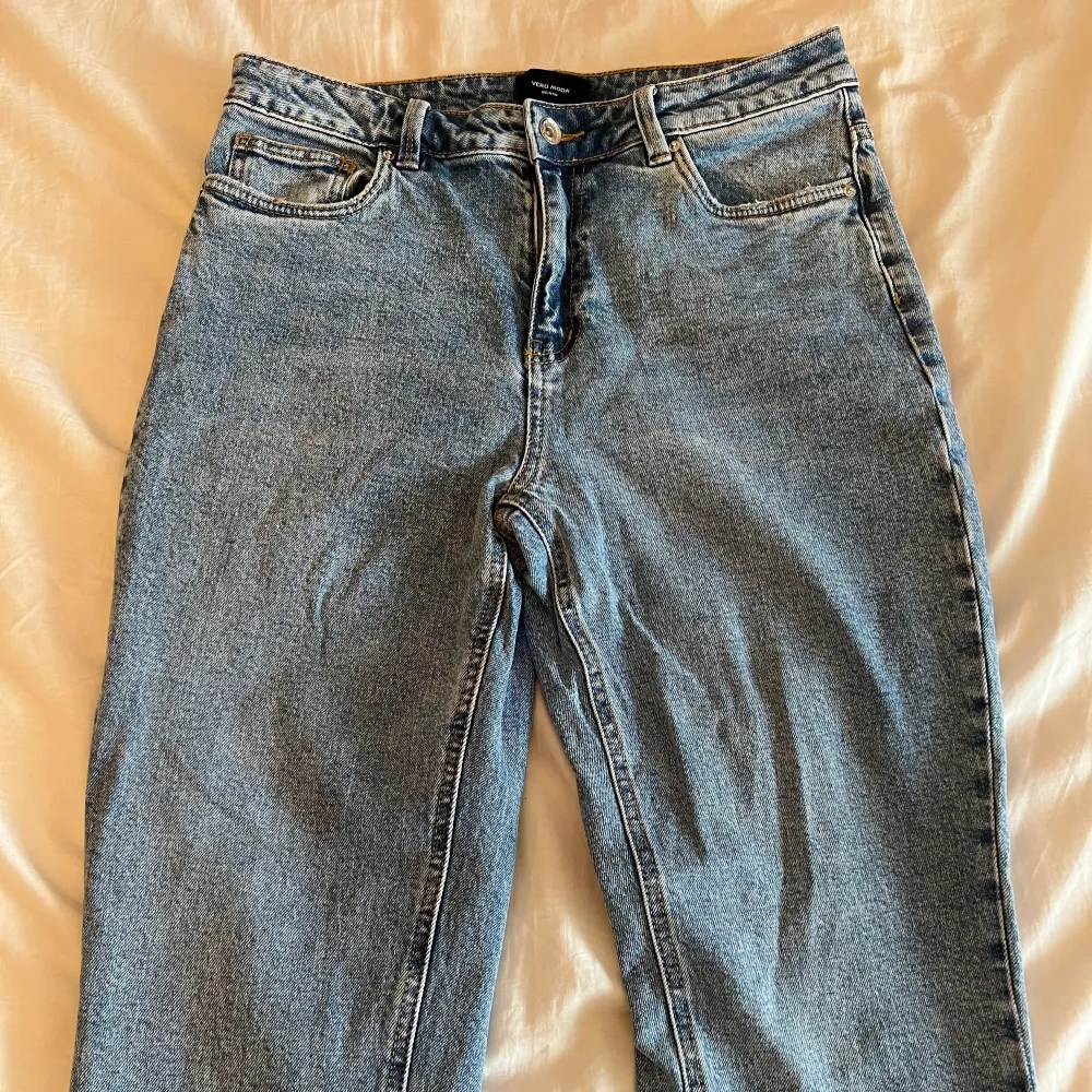 Ljusblåa jeans från vero Moda i storlek 29/32. Jeans & Byxor.