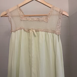 Vintage klänning - Kan man ha som en fantastisk klänning och nattlinne, mintgrön och beige 