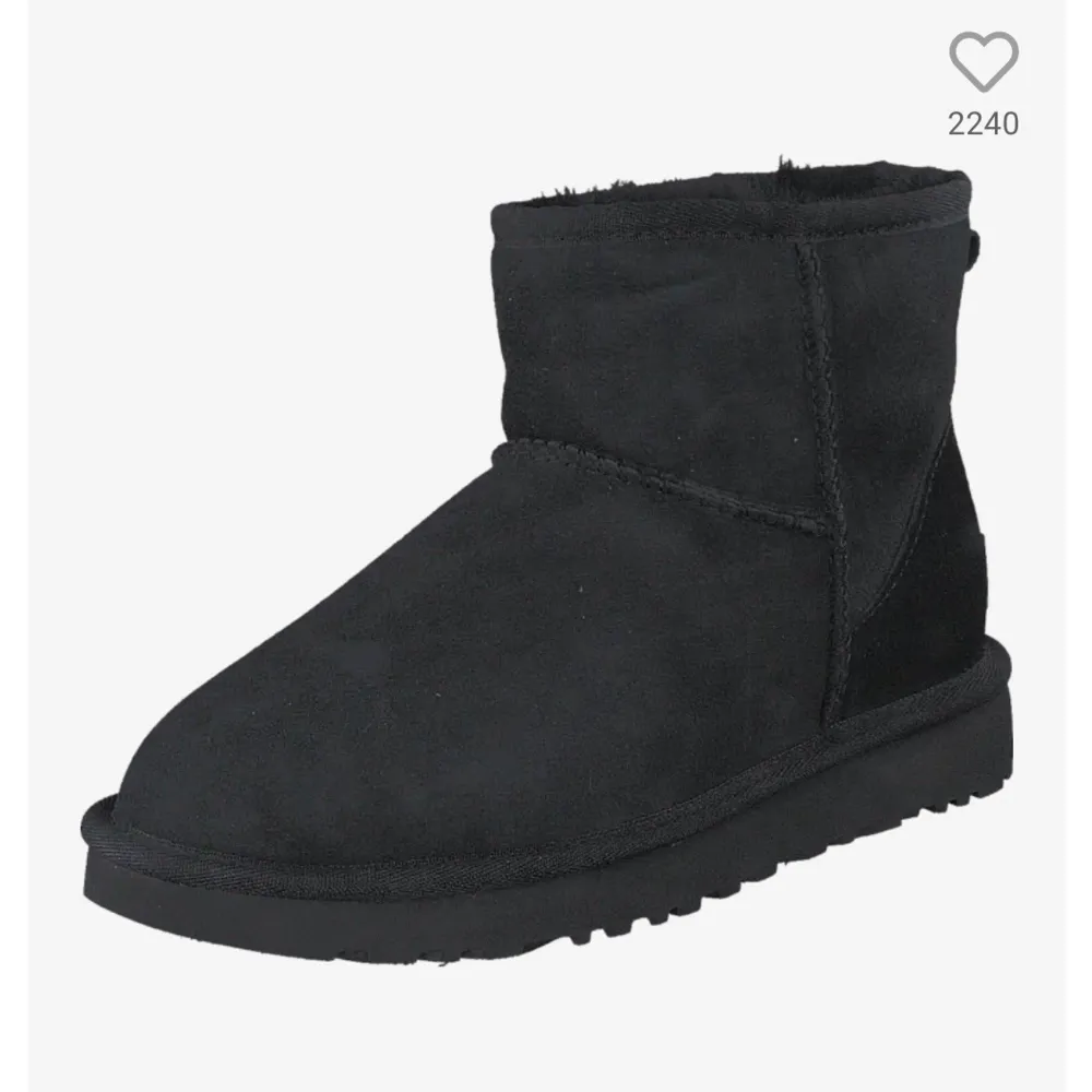 Ett par jättefina uggs som endast är använda max tio gånger. Anledning till det är att jag råkade köpa fel storlek och har inte kunnat använda dem så mycket.. Skor.