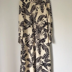 Klänning från Lindex storlek 36/S - Klänning från Gina tricot som endast använts en gång. Känns som ny! Jag upplever den som sann i storleken, jag är 165cm - se sista bilden för referensbild!