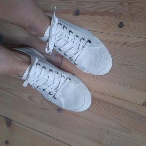 Vagabond tygskor stl 37 - Snygga tygsneakers, nypris 699:- på Scorett. Använda en gång... Rena och fräscha.