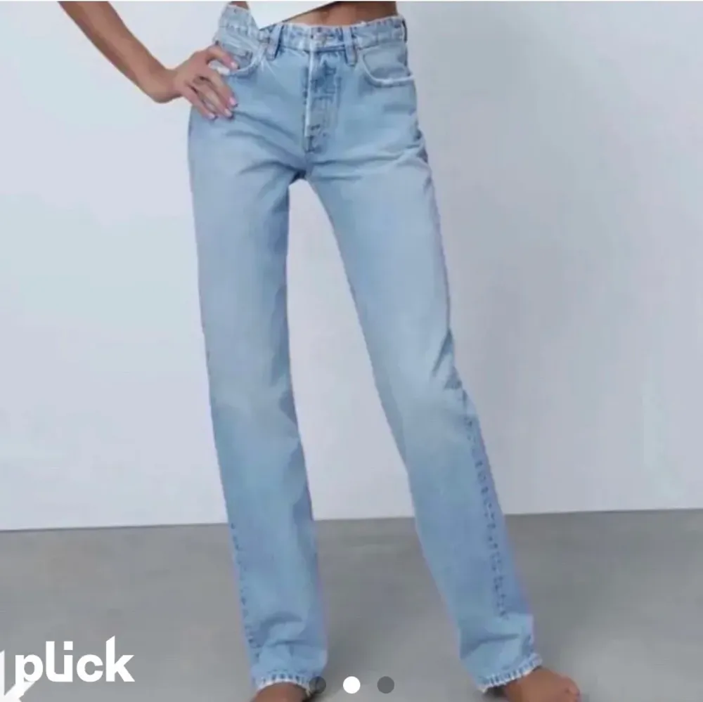 Ett år jätte snygga jeans från zara, sparsamt använda och inga defekter. Ganska små i storleken så passar en 36 också. De kommer till frakt på ungefär 60 kr också💕. Jeans & Byxor.
