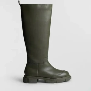 Säljer mina stövlar från Gina Tricot, använda 1 gång! - Stl 39