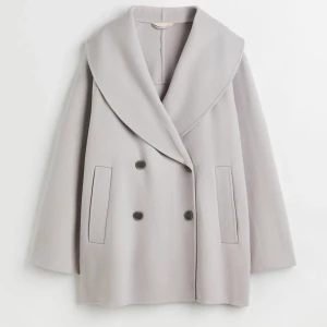 Kappa från H&M - Intressekoll på denna fina oversized kappan från H&m i storlek S! Har prislappen kvar men kan tyvärr inte lämna tillbaka. Slutsåld i storlek S på hemsidan.