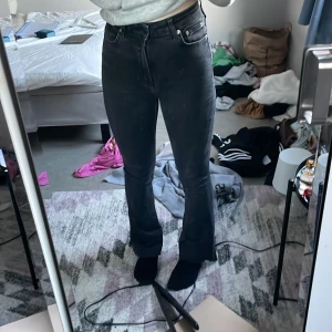 Jeans - Svarta jeans som e lite förstörda längst ner i benen och klippa längst ner annars är de i fint skick 