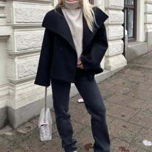 Kort nakd kappa - Populär svart kort kappa från nakd som är slutsåld, är bara använd några få gånger💗💗 köparen står för frakten.