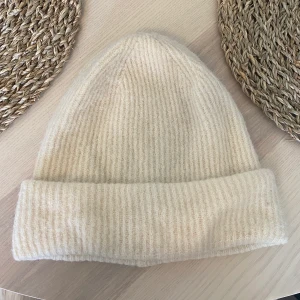 Fluffig mössa - Fin fluffig mössa i krämvit färg från ONLY 🤎🍂 Fint skick! Frakt 45kr