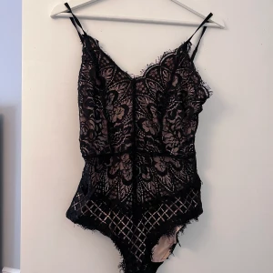 Spetsbody  - Body från Boohoo. Aldrig använd  Ganska liten i storlek.