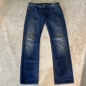 Diesel Industry Larkee Jeans - Gamla Kvalitetsjeans som blivit för små. Inga slitage, bra men använt skick. Slitstarkt material. Raka vid foten.