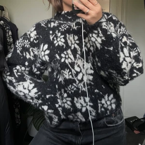 Stickad  - Unik, så snygg alpaca-stickad tröja från & Other stories. Noppar inte och är i nyskick