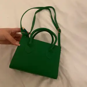 En grön fin väska som tyvärr aldrig kommit till användning, plasten kvar i väskan!  