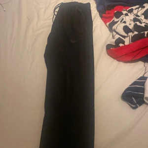 Nike byxor - Hej säljerr denna använd väldigt lite. Ny pris 600 sälljer för 350 