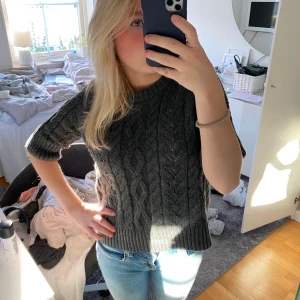 Stickad t-shirt - Säljer den jätte fina stickade tröjan från zara!! Använder den inte därför säljer jag! Super fin❤️