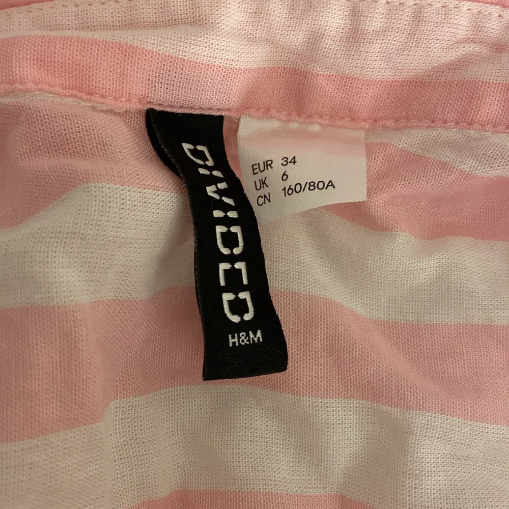Rosa randig skjorta från H&M jättefint skick har ej använt den eftersom att den var för liten!💗. Skjortor.