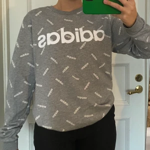Adidas  - Grå Adidaströja i storlek M Köparen står för frakt  Kan mötas upp runt Uddevalla 