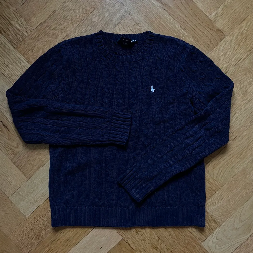 Kabelstickad Ralph Lauren tröja i 100% bomull. Jättefin och är i en mörkblå färg. Tröjor & Koftor.