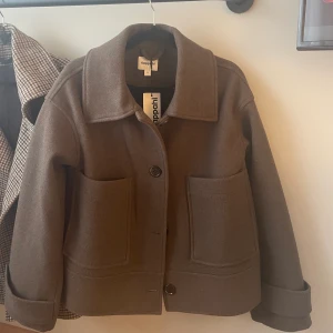 Kappahl kappa  - Säljer denna fina kappa från Kappahl som är slutsåld i alla storlekar!! Kappan är i storlek d och är aldrig använd. Passar både S och M. Skriv vid intresse, är fler intresserade startas budgivning🫶🏽