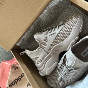 Steve Madden - Säljer mina Steve Madden skor i färgen Taupe, endast använda en gång. Storlek 39 men skulle mer säga att storleken är 38/38,5 ☺️