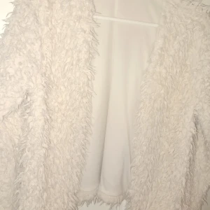 Kofta från Gina  - Skön tjockare vit kofta från Gina i fint skick på utsidan . Lite nopprig på insidan, 30kr plus frakt. 