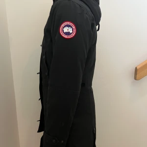 Canda goose jacka  - Style: 2506L R Size: S, men skulle säga mellan en S/M  Bra sikt för att ha används. Hör av dig för mer bilder. Dam model