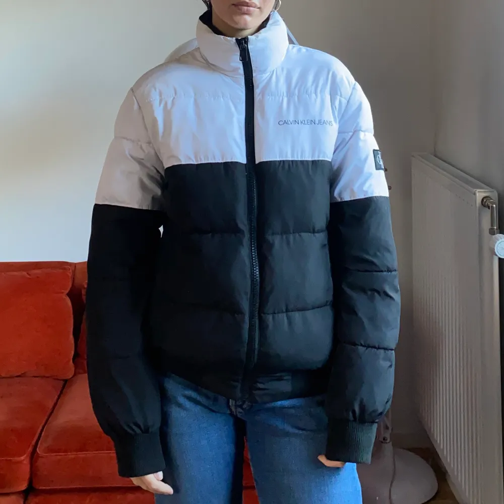 Vit/svart vinterjacka från Calvin Klein Jeans. Väldigt bra skick, inga fläckar och sparsamt använd. I storlek small men funkar också för medium. . Takit.