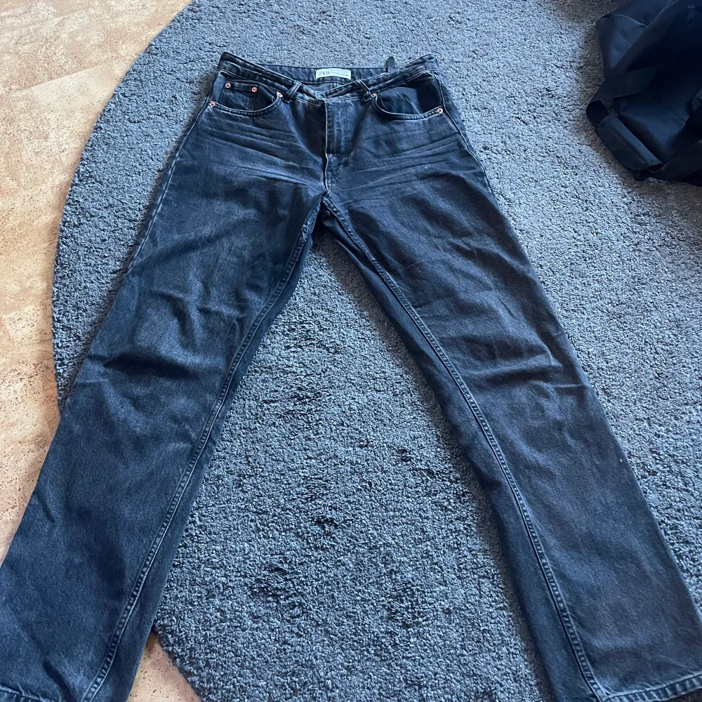 Ett par zara jeans i modell mid rise straight! Använda ganska mycket men inget som tydligt märks. Storlek 42 men passar 40 också. Köpta för 359kr, säljer för 200kr. Jeans & Byxor.