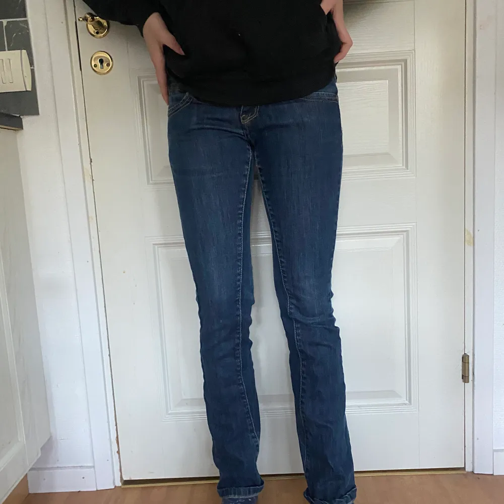 ett par lågmidjade jeans i storlek 28 . Jeans & Byxor.