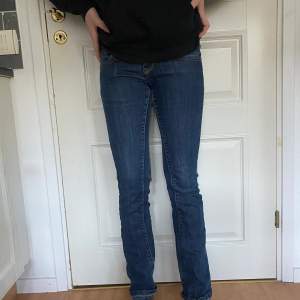 ett par lågmidjade jeans i storlek 28 