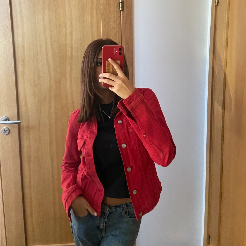 Röd Röd jeansjacka - Jackor | Plick Second Hand