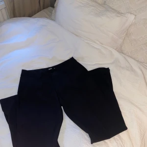 Bikbok lågmidjade kostymbyxor - Jättefina lågmidjade kostymbyxor i petite, är storlek 36 men mer som en 34 skulle jag säga!🖤