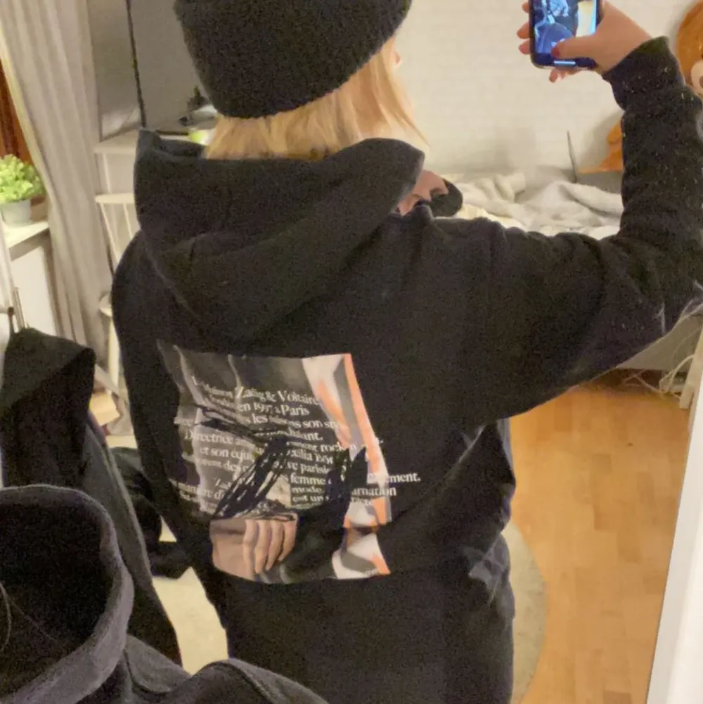 Intressekoll på min hoodie ifrån zadig. Köptes för ca 2 år sedan men sparsamt använd, inga defekter. Köptes för 1260kr i butik. Skriv privat för fler bilder. Kvitto finns🥰. Tröjor & Koftor.