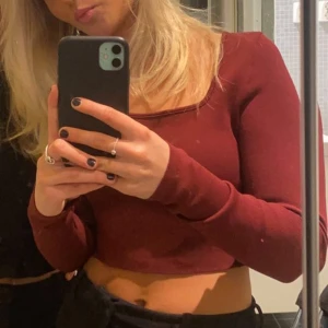 Röd topp - Snygg vinröd croppad topp från zara. Bra skick. Storlek M men liten i storleken 