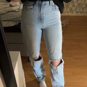 Jeans med hål i från Gina i storlek 32, nästan aldrig använt så dom ser ut som ny.